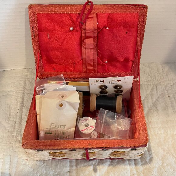 Unique Vintage Sewing Box with some Sewing Notions - Picture 4 of 15